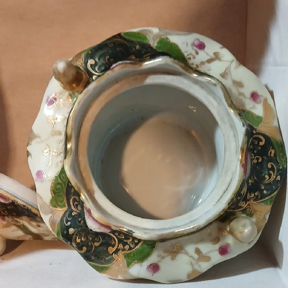 Vintage Elegant Floral Ceramic Art Piece - Picture 6 of 9